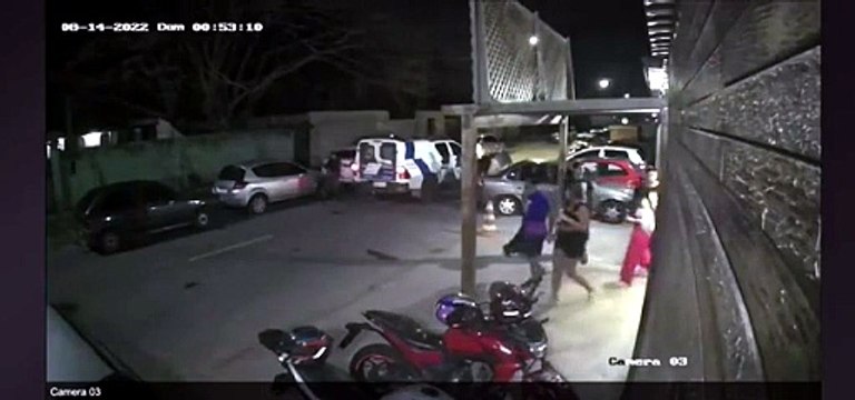 Suspeito tentou fugir pela porta da frente de casa de fetas