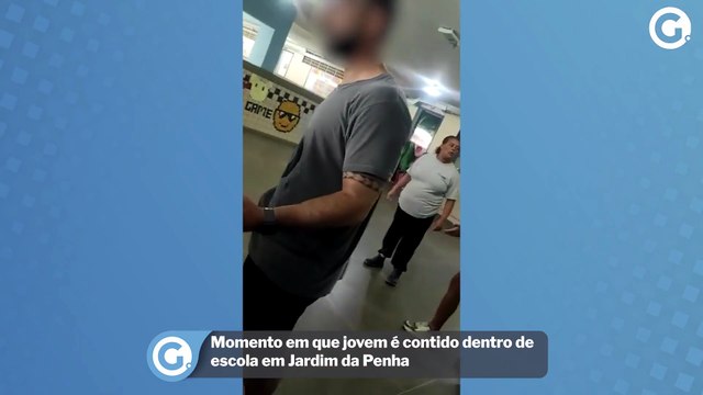 Momento em que jovem é contido dentro de escola em Jardim da Penha