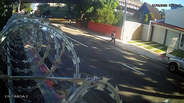 Carro fica pendurado na beira de valão após acidente em Vila Velha