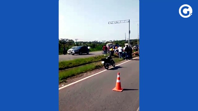 Carro capota na Rodovia do Sol, em Vila Velha