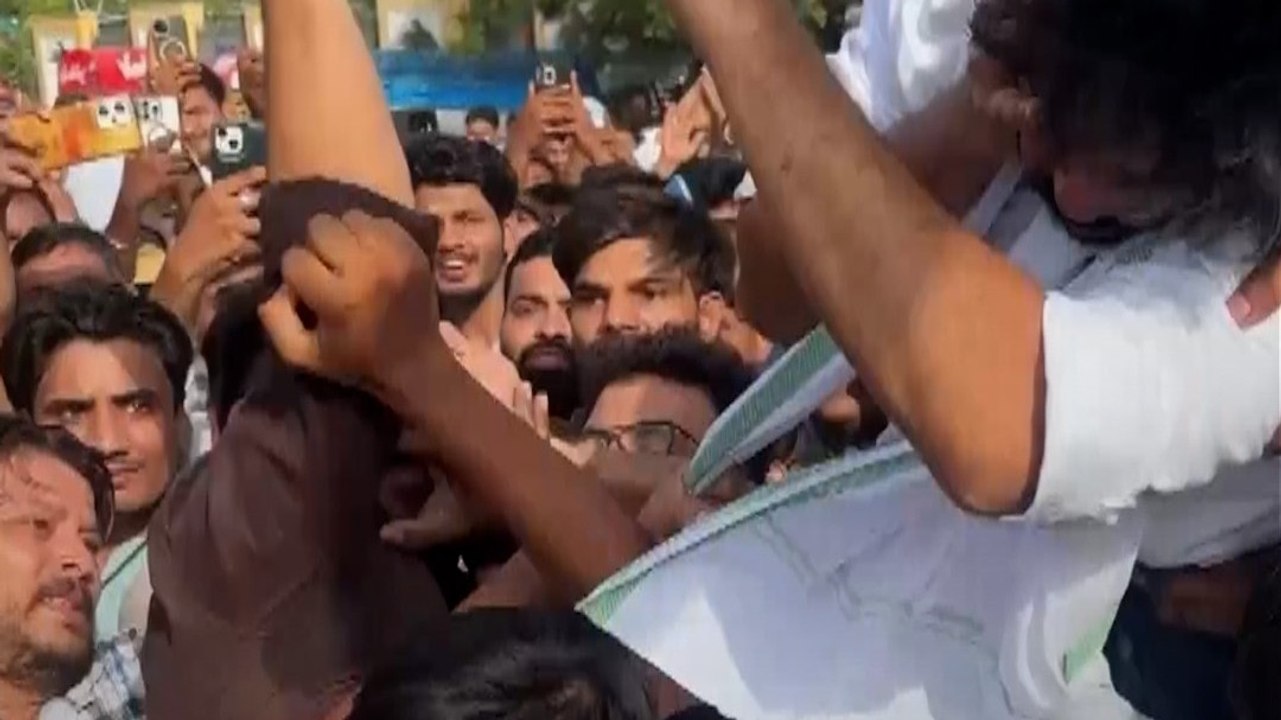 कंधे पर बैठे अभिजीत दिपके को जड़ा थप्पड़, जयपुर...