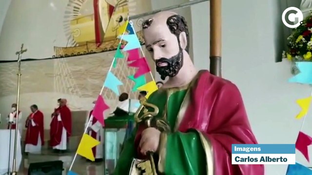 Fiéis participam de missa em homenagem a São Pedro