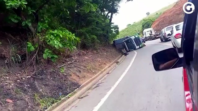 Caminhão tomba e interdita pista na BR 259