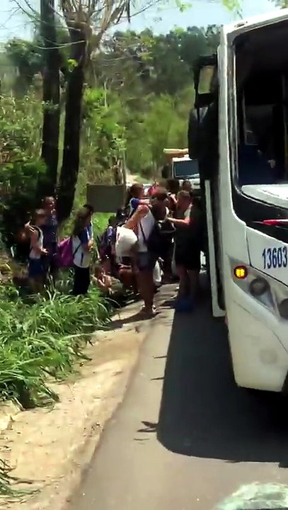 Roda se solta de carreta e atinge ônibus escolar com 20 crianças em Atílio Vivácqua