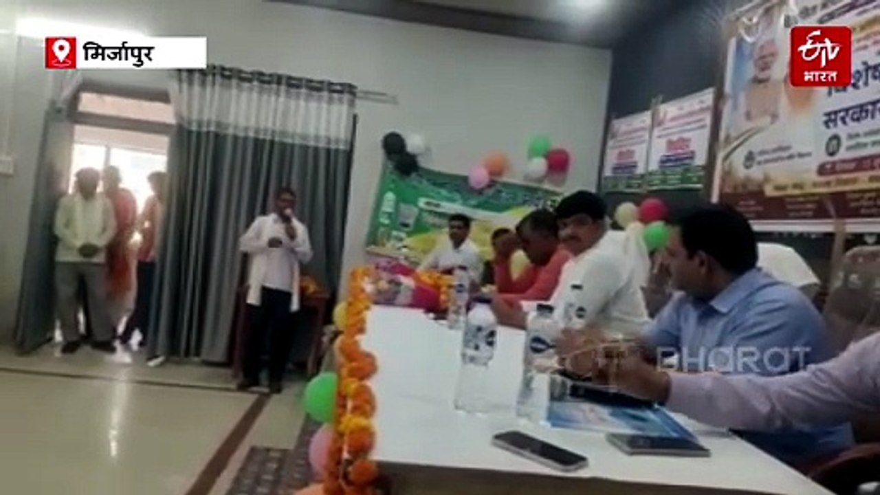 मिर्जापुर: सरकारी मंच पर सफाईकर्मी ने खोली अधिकारियों की पोल, भड़के BDO ने माइक छीनकर दी नौकरी से निकालने की धमकी