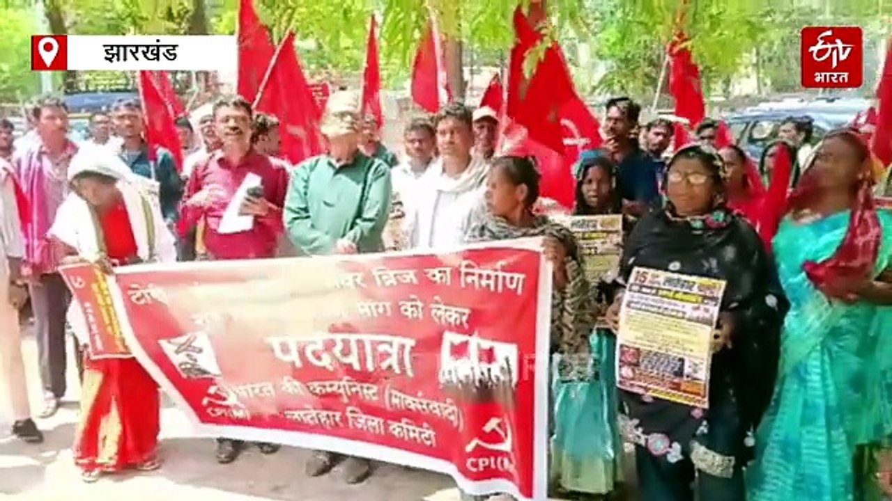 ओवर ब्रिज बनवा दीजिए या हमें इच्छा मृत्यु दे दीजिए 'साहब', पैदल मार्च कर डीसी दफ्तर पहुंचे सैकड़ों ग्रामीण