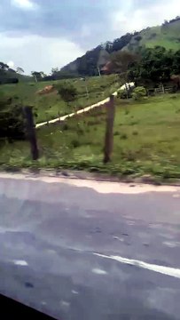 Uma pessoa fica ferida em acidente com moto e carreta em Cachoeiro