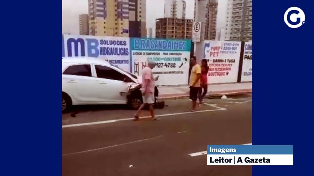 Motorista invade contramão e atinge carros na orla de Vila Velha