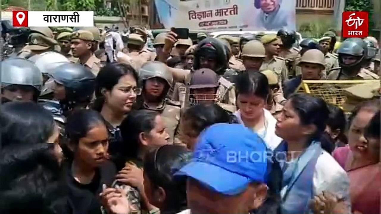 पेपर लीक मामले में विरोध करने पहुंची अपना दल कमेरावादी नेता पल्लवी पटेल को पुलिस ने किया अरेस्ट