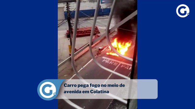 Carro pega fogo no meio de avenida em Colatina