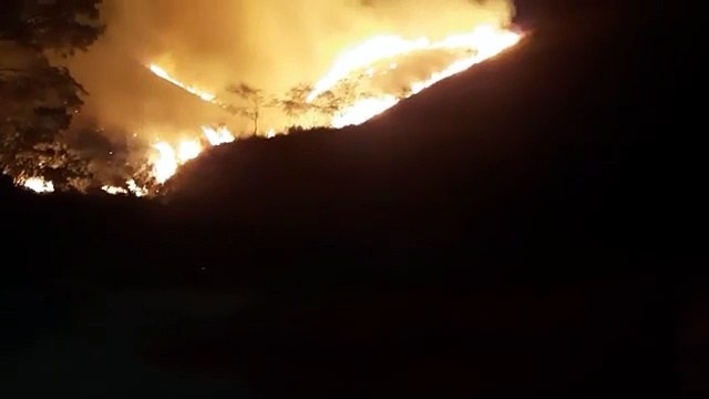 Chamas do fogo se aproximaram de casas em Guaçuí