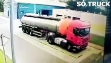 Ce camion se compresse d'une façon mysterieuse