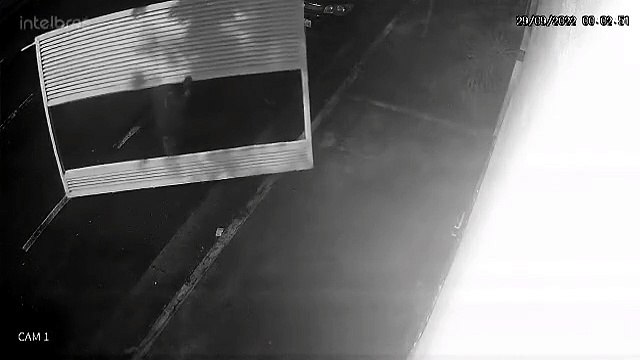 Homem é flagrado carregando portão de casa após furto em Vila Velha