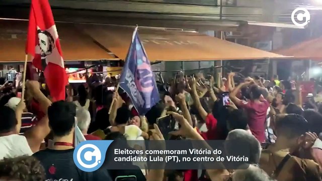 Eleitores comemoram Vitória do candidato Lula (PT) no Centro de Vitória.