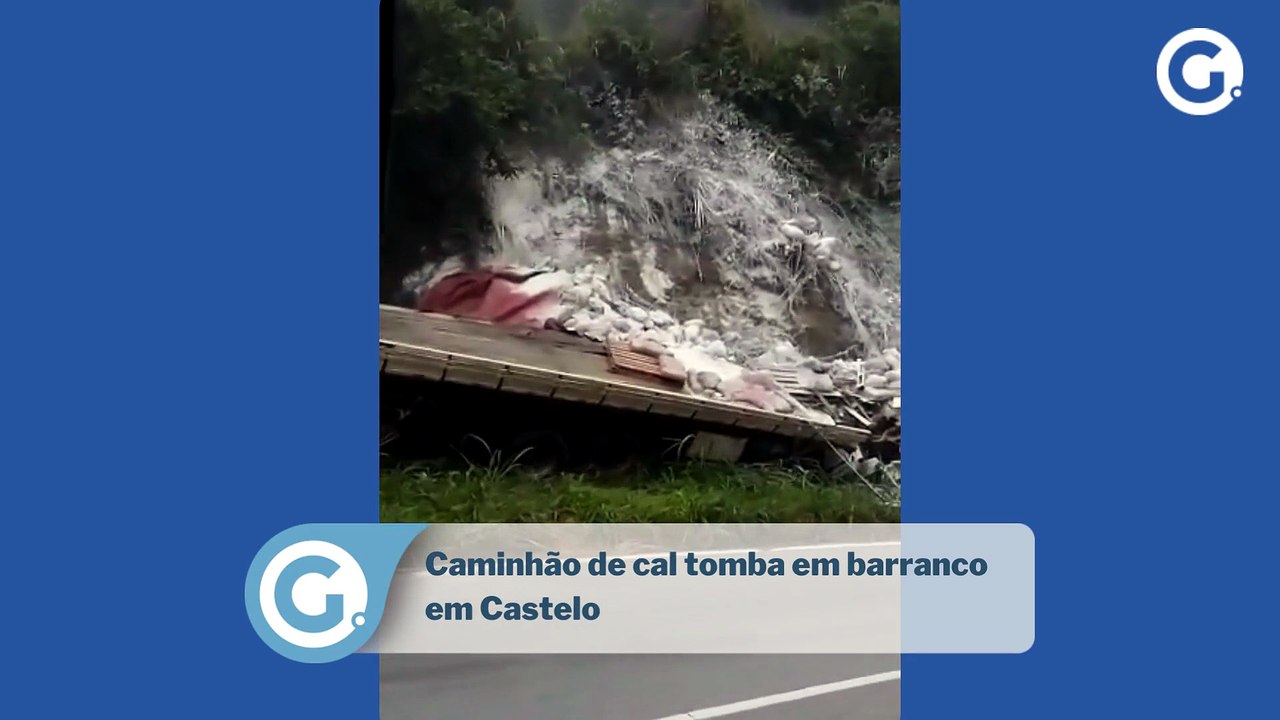 Caminhão de cal tomba em barranco em Castelo