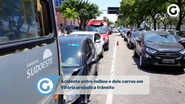 Acidente entre ônibus e dois carros em Vitória prejudica trânsito