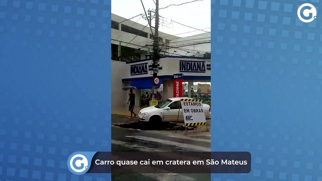 Carro quase cai em cratera em São Mateus