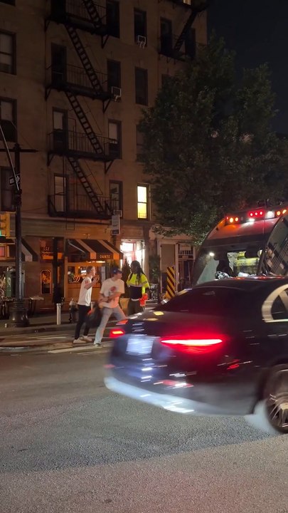 Knicks fans help NYC sanitation workers after historic win