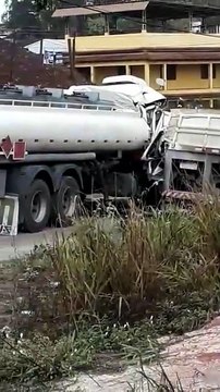 Caminhão-tanque de combustível colide com carreta e interdita pista em Cachoeiro
