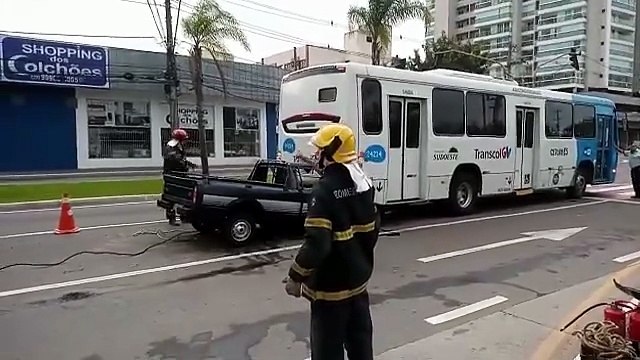Picape bateu na traseira de ônibus na Avenida Fernando Ferrari, em Vitória