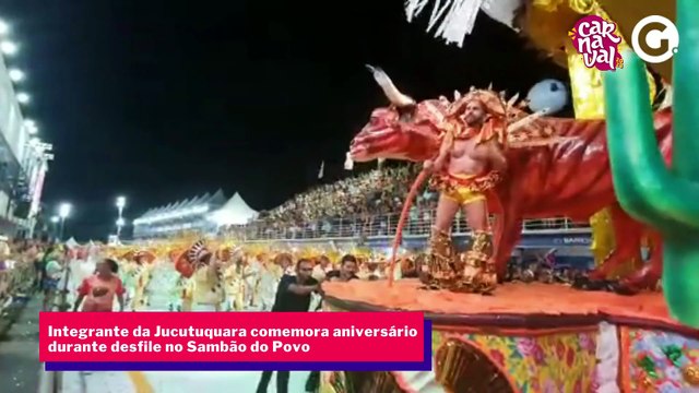 Integrante da Jucutuquara comemora aniversário durante desfile no Sambão do Povo