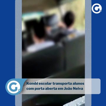 Kombi escolar transporta alunos com a porta aberta em João Neiva