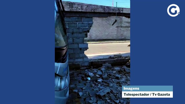 Carro destrói muro de garagem de ônibus em Linhares