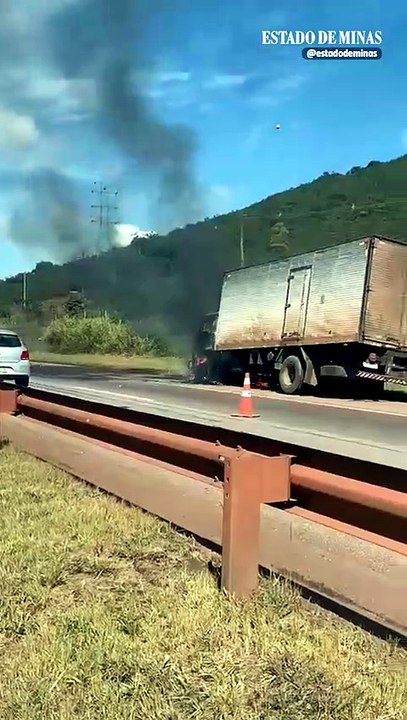 Caminhão pega fogo e trava trânsito na BR-040, na Grande BH