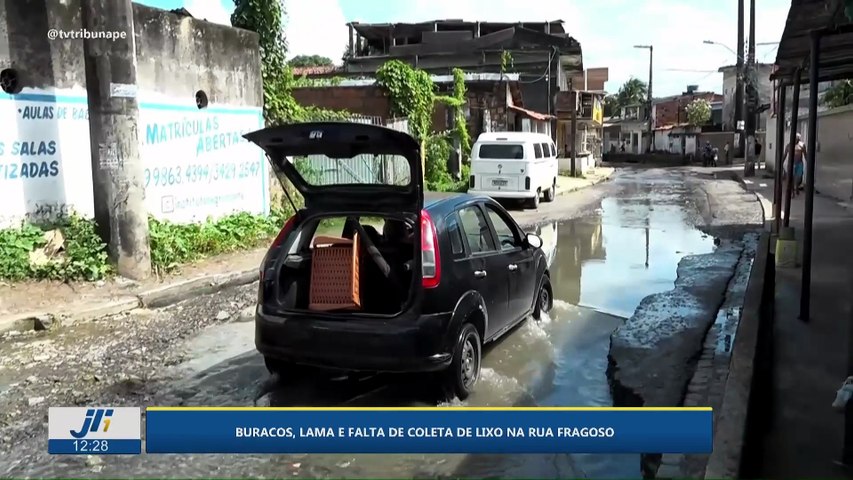 Buracos, lama e falta de coleta de lixo na Rua Fragoso