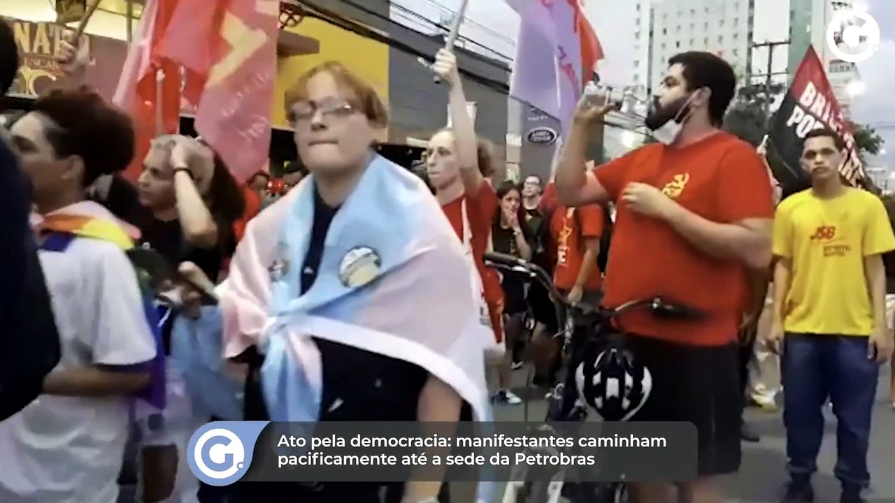 Ato pela democracia: manifestantes caminham pac...