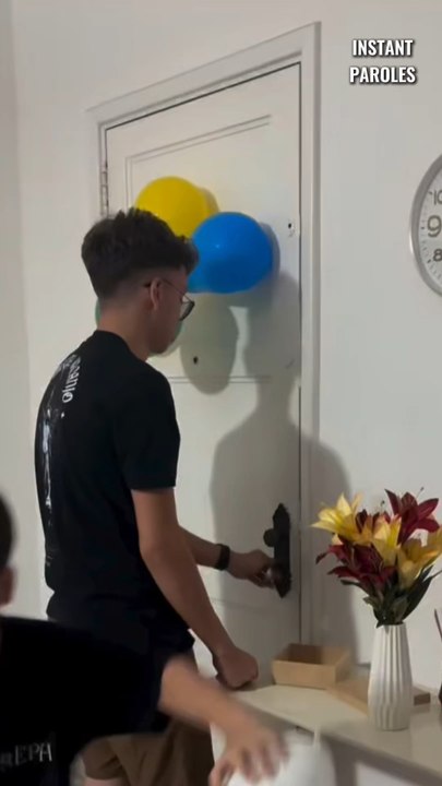 Ce petit garçon reçoit un accueil spécial de la part de ses frères après 20 jours à l’hôpital