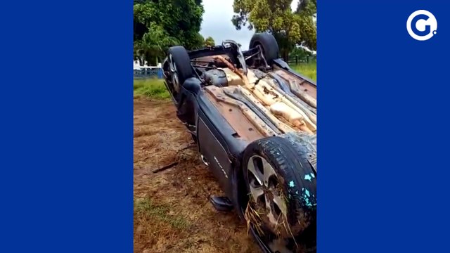 Acidente em Linhares: veículo com placas do RJ capota em Pontal do Ipiranga