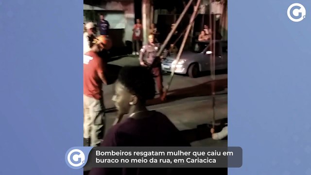 Bombeiros resgatam mulher que caiu em buraco no meio da rua, em Cariacica