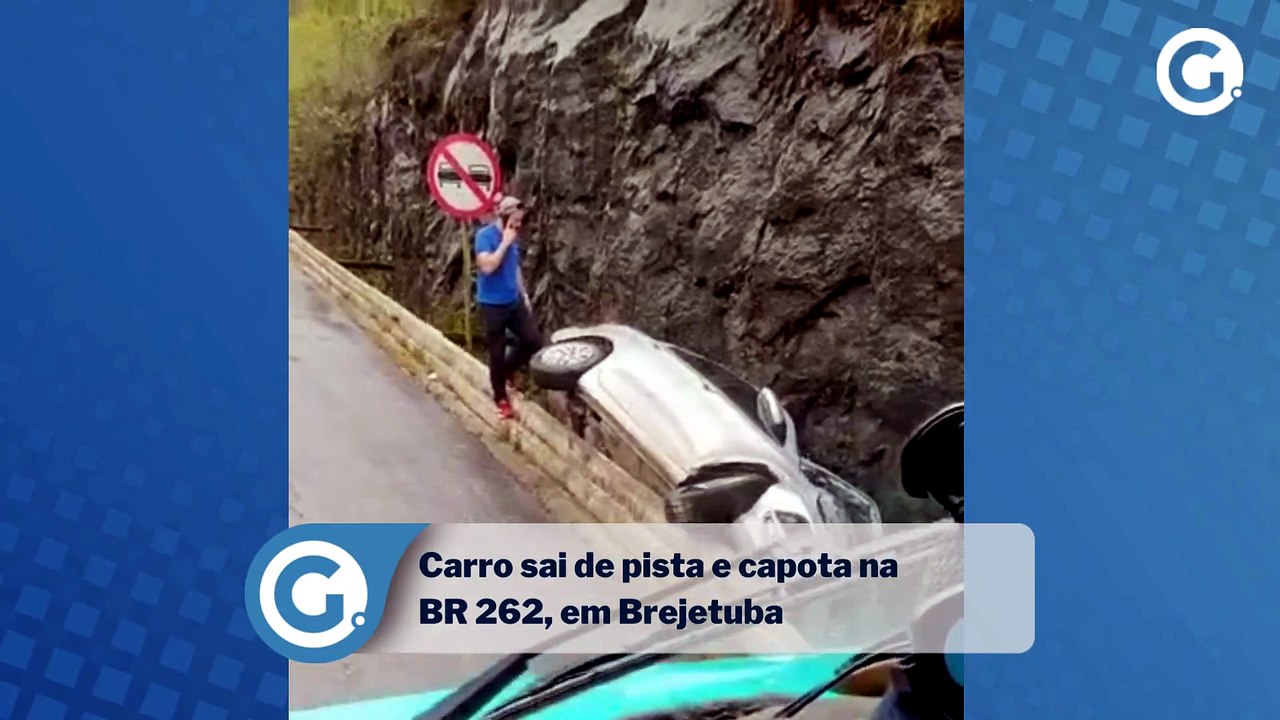 Carro sai de pista e capota na BR 262, em Brejetuba