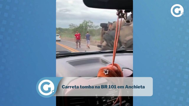 Carreta tomba na BR 101 em Anchieta