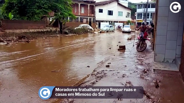 Moradores trabalham para limpar ruas e casas em Mimoso do Sul