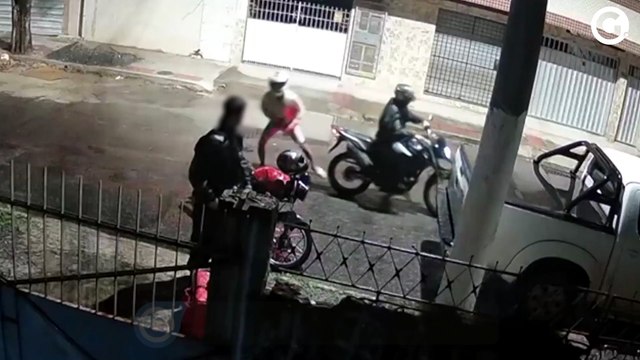 Motoboy reage a roubo, luta com assaltante e toma arma do suspeito no ES