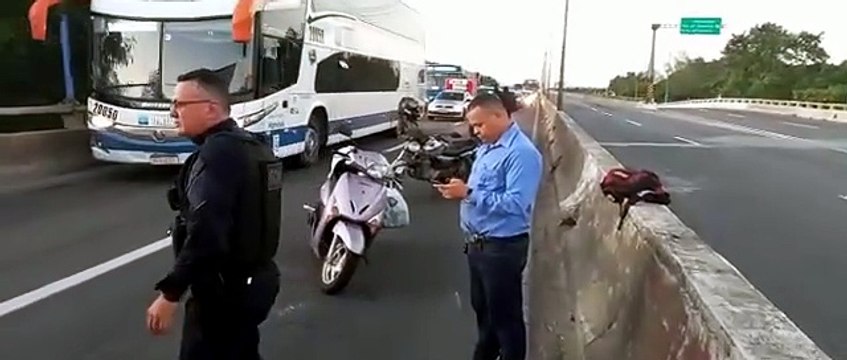 Carro capota e complica trânsito na Segunda Ponte no sentido Vitória