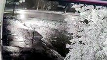 Ciclista tem morte instantânea após colisão com poste; veja vídeo!