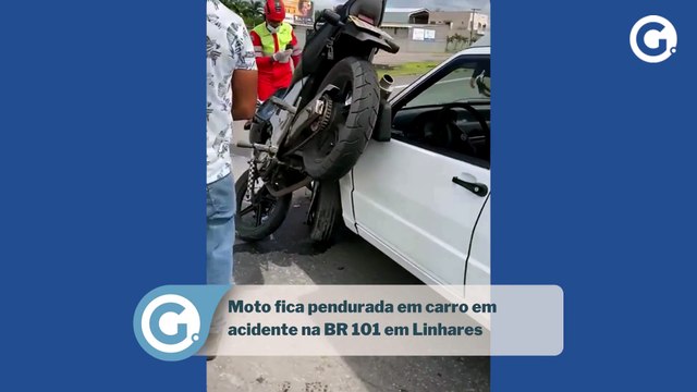 Moto fica pendurada em carro em acidente na BR 101 em Linhares