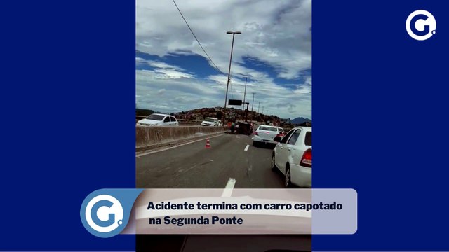 Acidente termina com carro capotado na Segunda Ponte