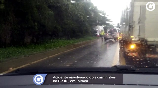Acidente envolvendo dois caminhões na BR 101, em Ibiraçu
