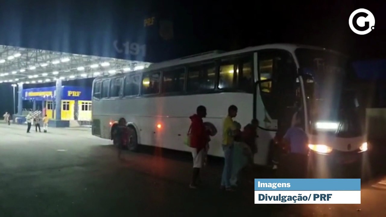 Caminhão com 31 turistas de Minas Gerais no baú é flagrado na BR 262
