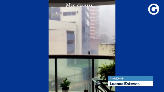 Ventania arremessa portão de prédio na Praia da Costa, em Vila Velha