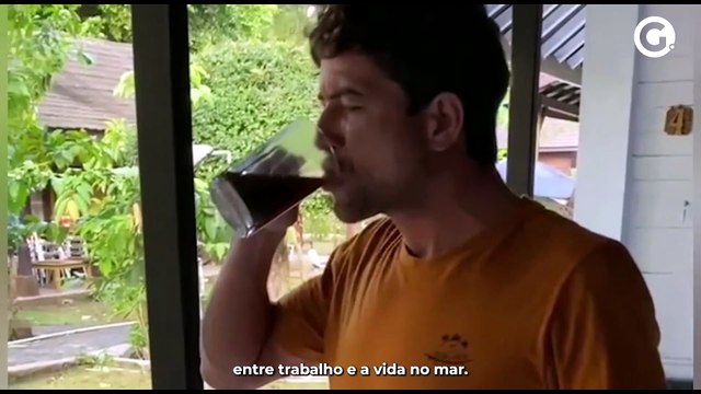 Surfista capixaba em busca da onda perfeita