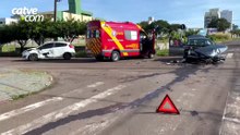 Jetta fica destruído após batida entre dois carros em Cascavel