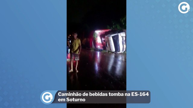 Caminhão de bebidas tomba na ES-164 em Soturno