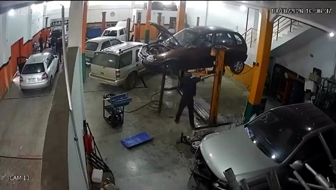 Carro despenca de elevador e quase atinge mecânico em oficina; veja o vídeo
