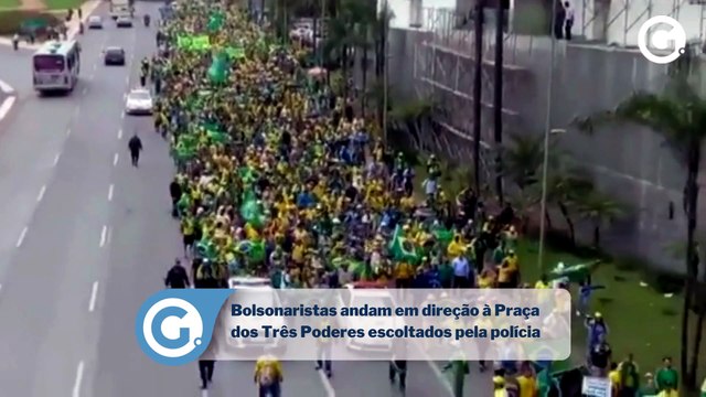 Bolsonaristas andam em direção à Praça dos Três Poderes escoltados pela polícia