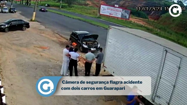 Câmera de segurança flagra acidente com dois carros em Guarapari
